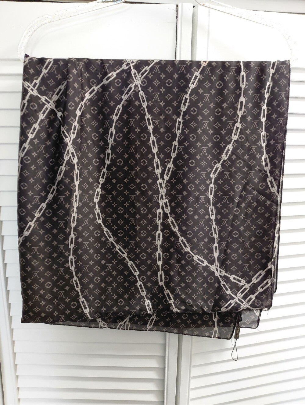 Designer Luxury-Inspired Black And White Chain Print Silk Scarf - Picture 3 of 8